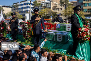 تدفین پیکر مطهر ۶ شهید شیرازی در حرم مطهر حضرت شاهچراغ (ع)  شاهچراغ برای لالههای حرم آغوش گشود