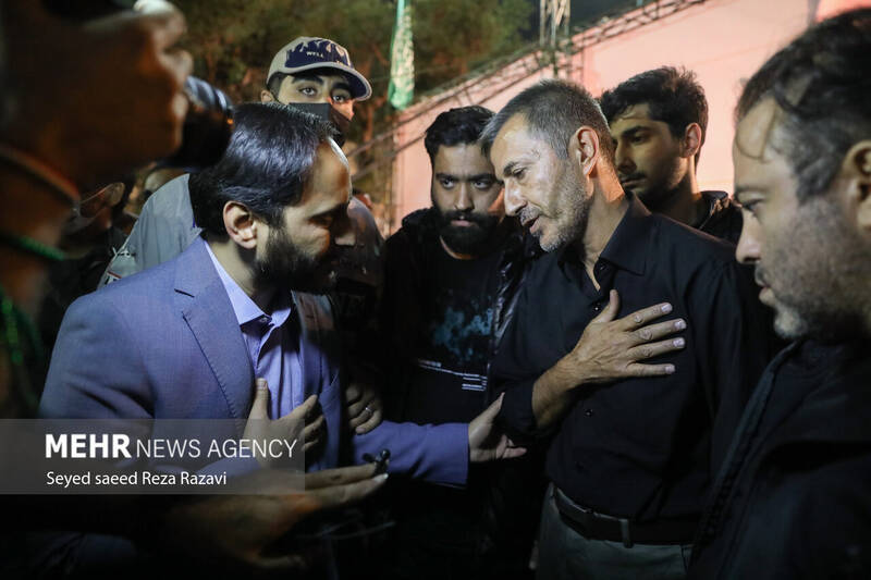 علی بهادری جهرمی سخنگوی دولت در حال تسلیت و همدری با  پدر شهید آرمان علی وردی  است 