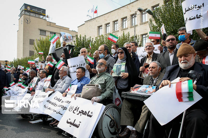 عکس/ تجمع خانواده شهدا مقابل سفارت آلمان