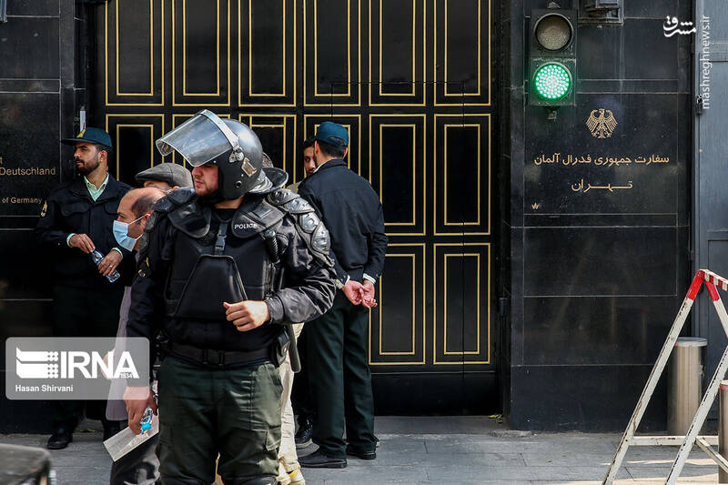 عکس/ تجمع خانواده شهدا مقابل سفارت آلمان