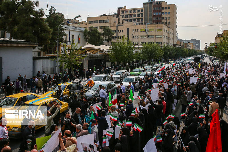 عکس/ تجمع خانواده شهدا مقابل سفارت آلمان