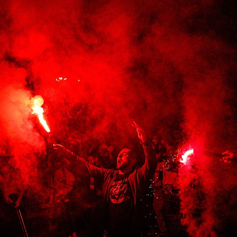 جو ترسناک هواداران افراطی سوژه شد/ تونل وحشت مارسی برای نماینده انگلیس+عکس و فیلم