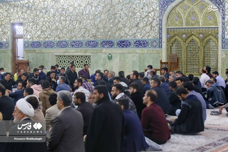 عکس/ غبارروبی ضریح حرم حضرت معصومه(س) توسط زندانیان