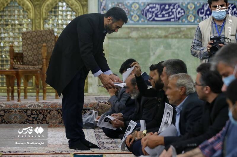 عکس/ غبارروبی ضریح حرم حضرت معصومه(س) توسط زندانیان