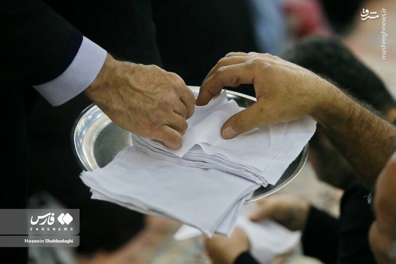 عکس/ غبارروبی ضریح حرم حضرت معصومه(س) توسط زندانیان