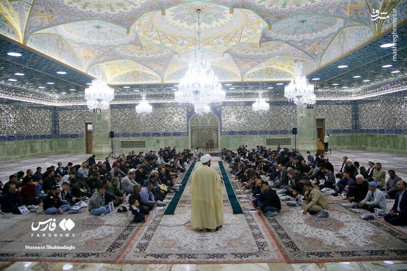 عکس/ غبارروبی ضریح حرم حضرت معصومه(س) توسط زندانیان