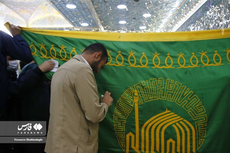 عکس/ غبارروبی ضریح حرم حضرت معصومه(س) توسط زندانیان