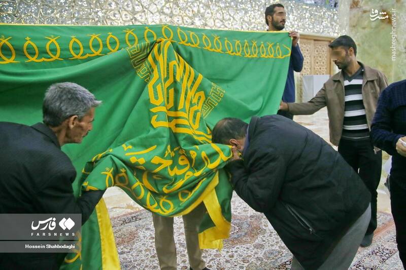 عکس/ غبارروبی ضریح حرم حضرت معصومه(س) توسط زندانیان