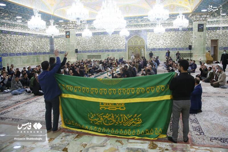 عکس/ غبارروبی ضریح حرم حضرت معصومه(س) توسط زندانیان