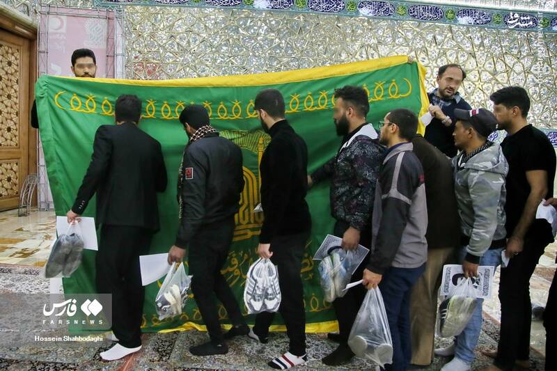 عکس/ غبارروبی ضریح حرم حضرت معصومه(س) توسط زندانیان