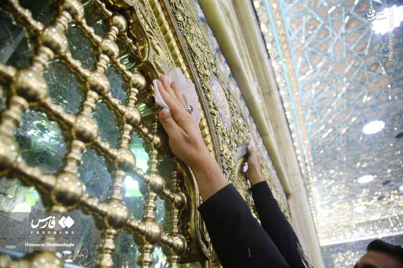 عکس/ غبارروبی ضریح حرم حضرت معصومه(س) توسط زندانیان