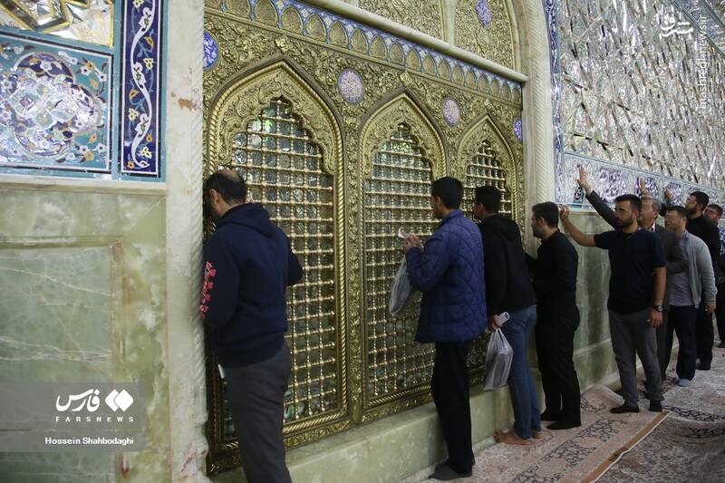 عکس/ غبارروبی ضریح حرم حضرت معصومه(س) توسط زندانیان