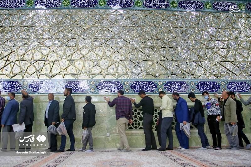 عکس/ غبارروبی ضریح حرم حضرت معصومه(س) توسط زندانیان