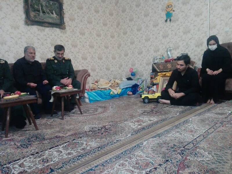 فرمانده نیروی دریایی سپاه از«آرتین» جانباز خردسال حادثه شاهچراغ عیادت کرد