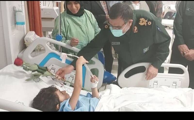 فرمانده نیروی دریایی سپاه از«آرتین» جانباز خردسال حادثه شاهچراغ عیادت کرد