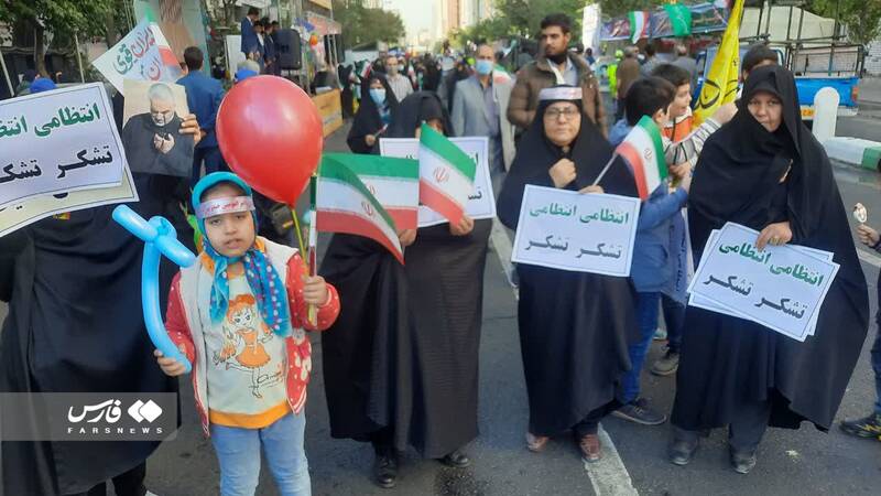 حمایت راهپیمایان ۱۳ آبان از فرماندهی انتظامی کشور +عکس