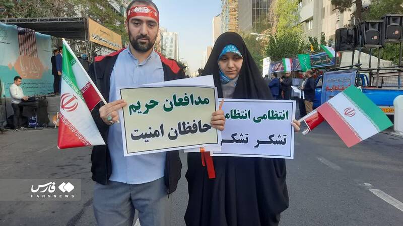 حمایت راهپیمایان ۱۳ آبان از فرماندهی انتظامی کشور +عکس