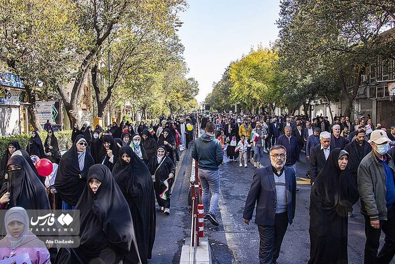 رکوردشکنی جدید در راهپیمایی ۱۳ آبان/ ۱۰ میلیون نفر در بیش از ۹۰۰ شهر ایران به خیابانها آمدند