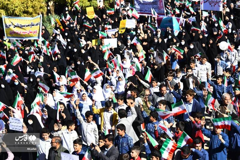 رکوردشکنی جدید در راهپیمایی ۱۳ آبان/ ۱۰ میلیون نفر در بیش از ۹۰۰ شهر ایران به خیابانها آمدند