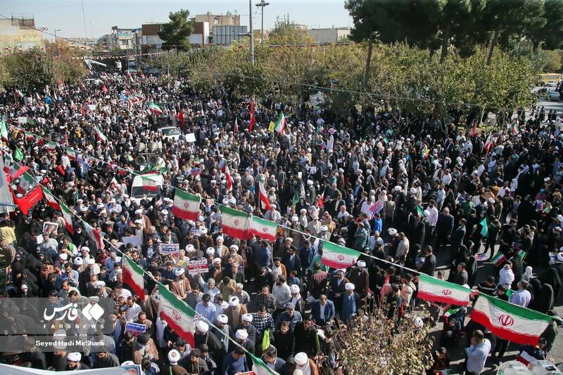 رکوردشکنی جدید در راهپیمایی ۱۳ آبان/ ۱۰ میلیون نفر در بیش از ۹۰۰ شهر ایران به خیابانها آمدند