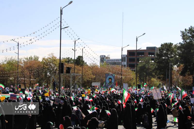 رکوردشکنی جدید در راهپیمایی ۱۳ آبان/ ۱۰ میلیون نفر در بیش از ۹۰۰ شهر ایران به خیابانها آمدند