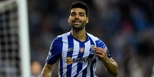 اژدها ستاره تیم ملی ایران را به آغوش کشید+عکس