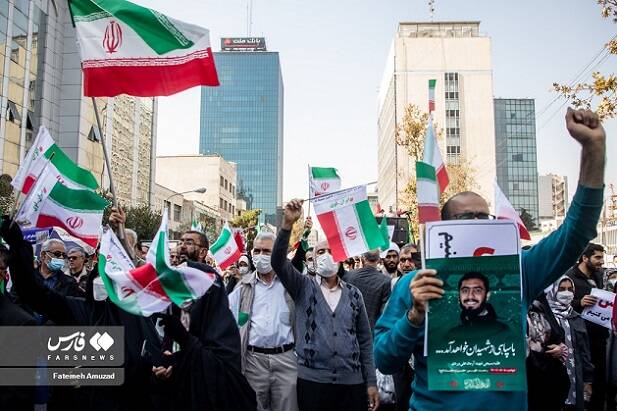 جوان آمریکایی در راهپیمایی 13 آبان چه میکرد؟ + عکس 4