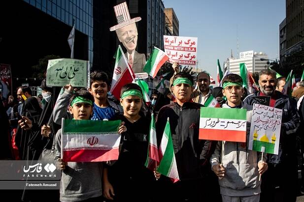 جوان آمریکایی در راهپیمایی 13 آبان چه میکرد؟ + عکس 10