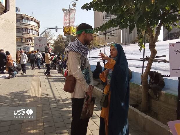 روایت «فارس» از حضور و سخنان «جوان آمریکایی تازه مسلمان» در راهپیمایی 13 آبان تهران 3