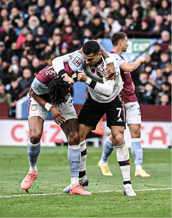 درگیری رونالدو با مدافع رقیب ایران سوژه شد +عکس