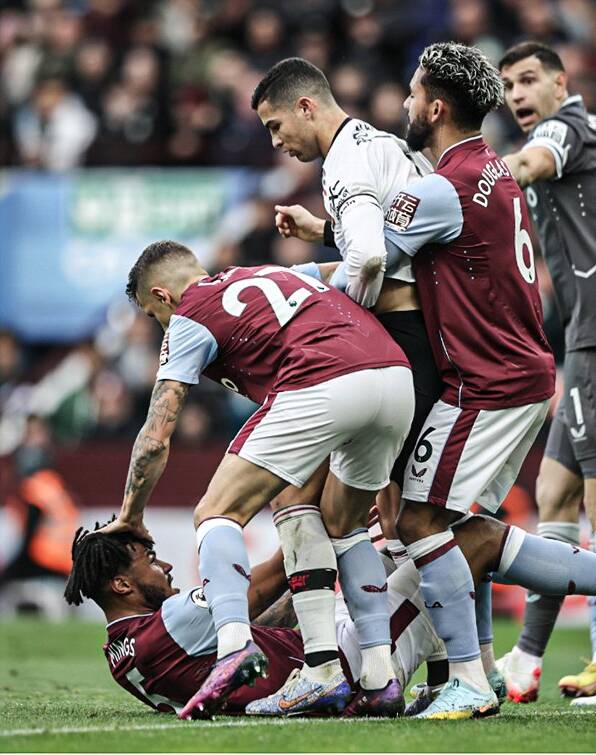 درگیری رونالدو با مدافع رقیب ایران سوژه شد +عکس