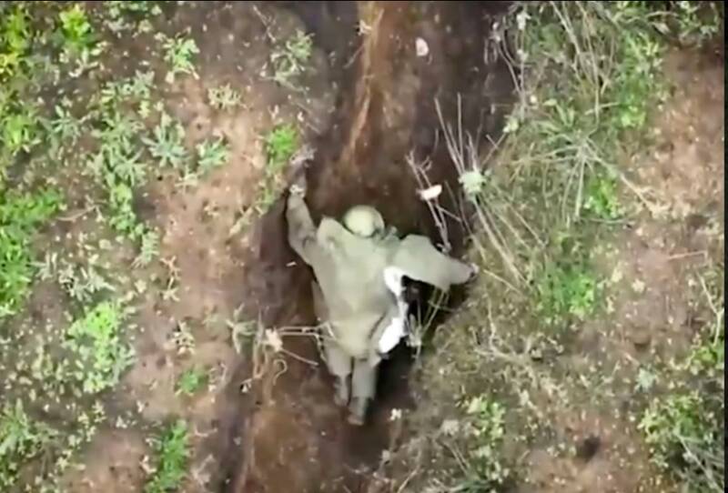 سرعت عمل سرباز مجروح روسی برای فرار از مرگ +عکس و فیلم