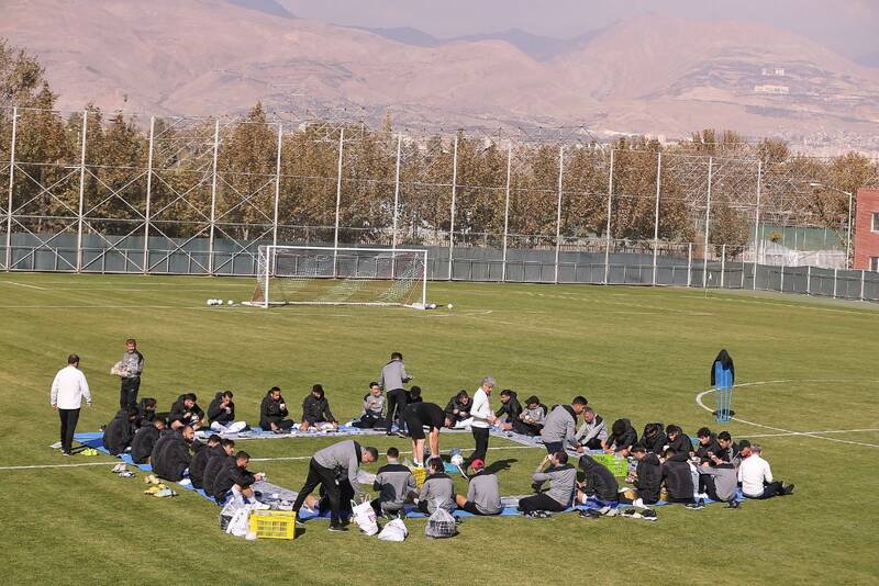ضیافت ناهار تیم ملی روی مستطیل سبز و درخواست جالب کی روش از بازیکنان +عکس