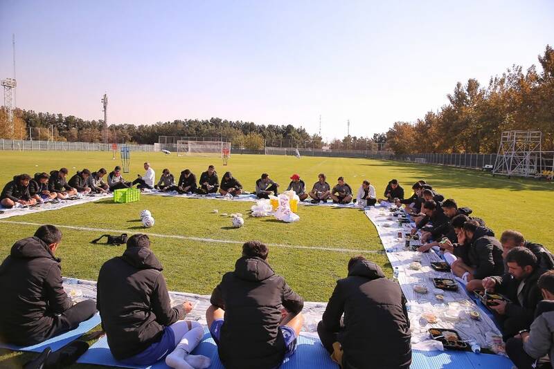 ضیافت ناهار تیم ملی روی مستطیل سبز و درخواست جالب کی روش از بازیکنان +عکس