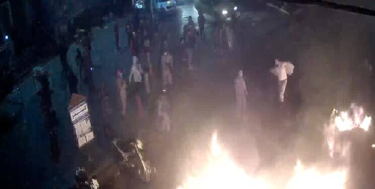 ماجرای آتش گرفتن یک خودرو در قرچک چه بود؟/ وقتی بسیجیان ناجی یک اغتشاشگر شدند