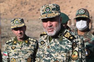 سربازان ارتش جمهوری اسلامی ایران دست بر روی ماشه آماده هستند