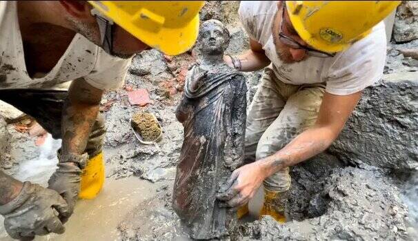 تصاویر | کشف الهههای چندهزارساله یونانی در یک گرمابه