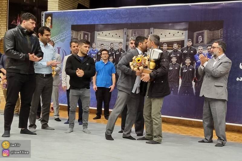 اهدای جام قهرمانی جهان کشتی فرنگی به پدر شهید آرمان علیوردی +عکس