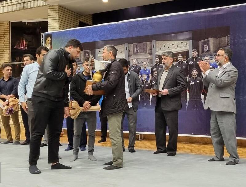 اهدای جام قهرمانی جهان کشتی فرنگی به پدر شهید آرمان علیوردی +عکس