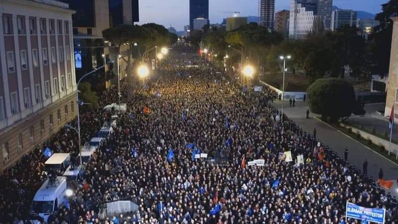 تظاهرات دهها هزار نفری در اعتراض به فساد و فقر در کشور میزبان منافقین +فیلم