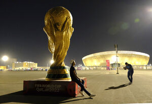 عکس یادگاری با المان جام جهانی در قطر