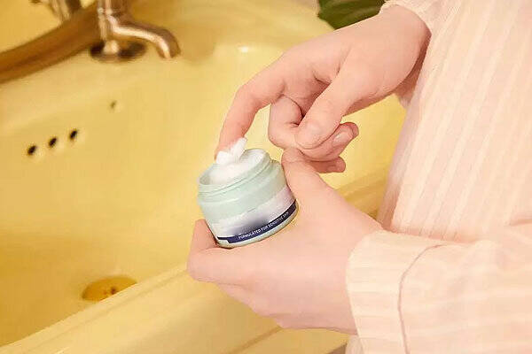 علت خارش پوست بدن | ۵ راهکاری که خارش پوست را کم میکند | بهترین ویتامین برای مقابله با خشکی پوست