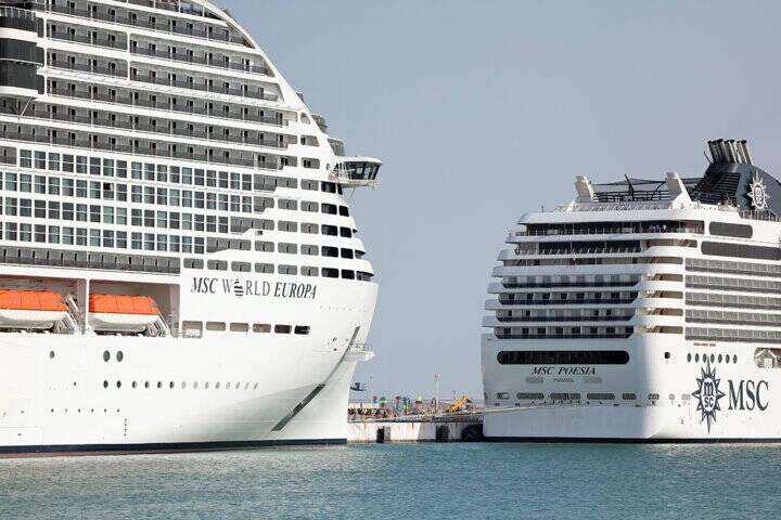 کِشتیهای لاکچری کروز برای هواداران؛ میدان پرچم در سکوت