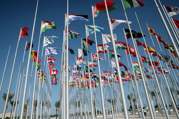 کِشتیهای لاکچری کروز برای هواداران؛ میدان پرچم در سکوت