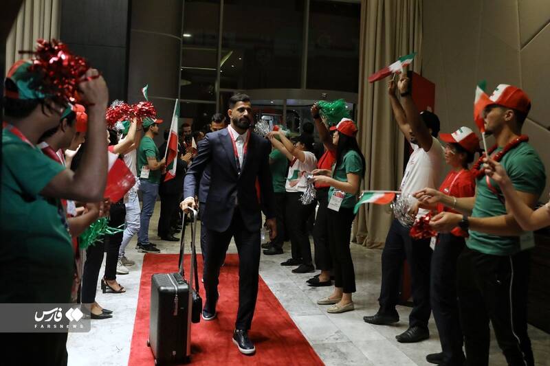 گزارش تصویری از لحظه ورود تیمملی به قطر و استقبال جالب قطریها