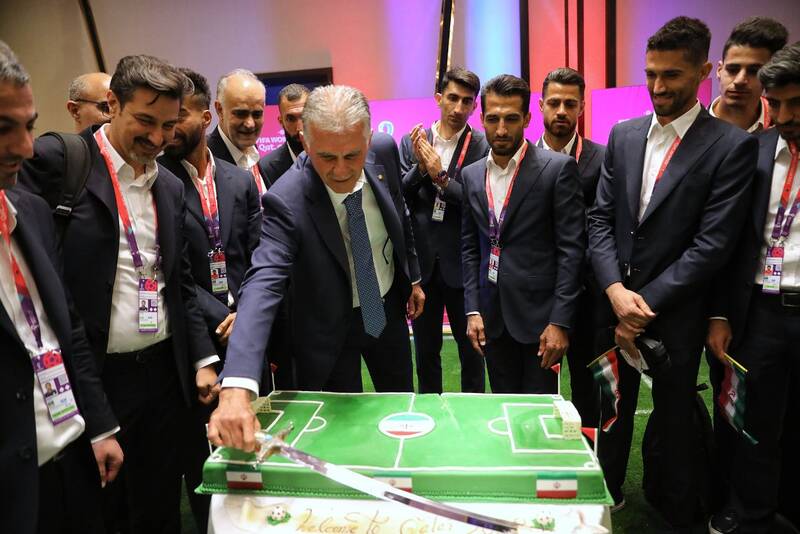 کیروش دست به شمشیر شد +عکس