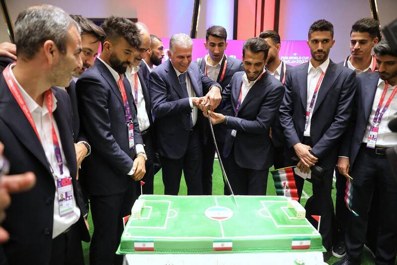 کیروش دست به شمشیر شد +عکس