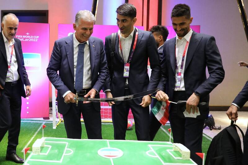 کیروش دست به شمشیر شد +عکس