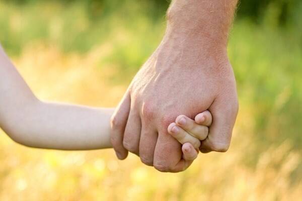 باباهای دختردار بخوانند / نکاتی که به دخترانتان شخصیت می دهد