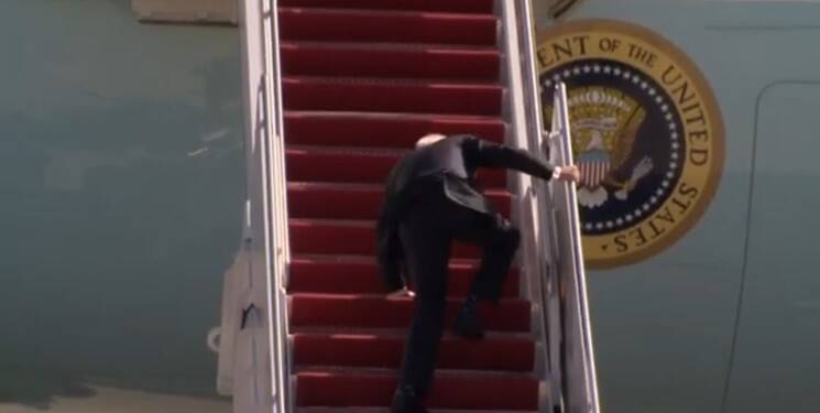 سکندری خوردن بایدن اینبار در اندونزی +فیلم